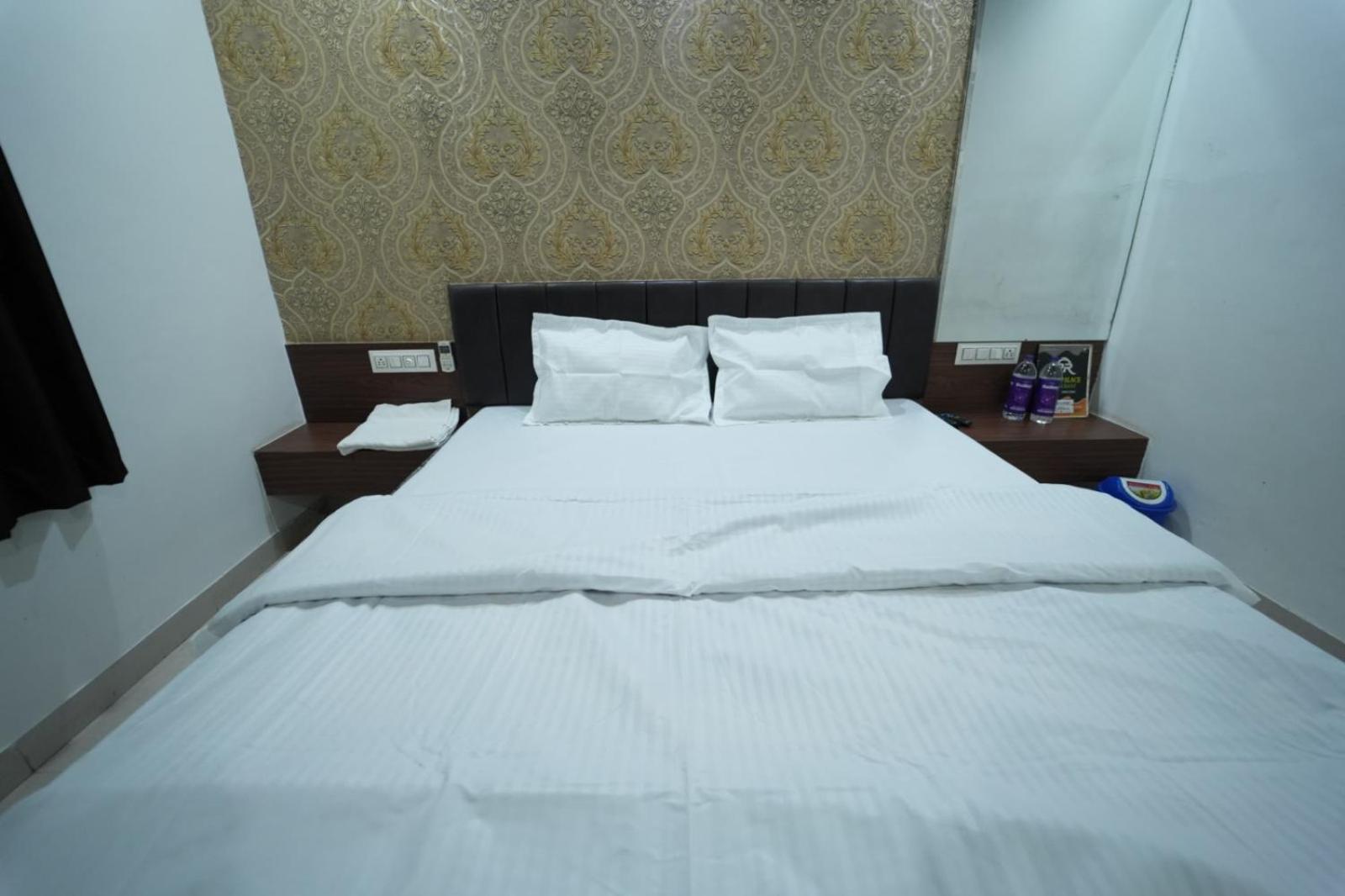 Hotel Pawar Palace And Restaurant Kelwa  Экстерьер фото