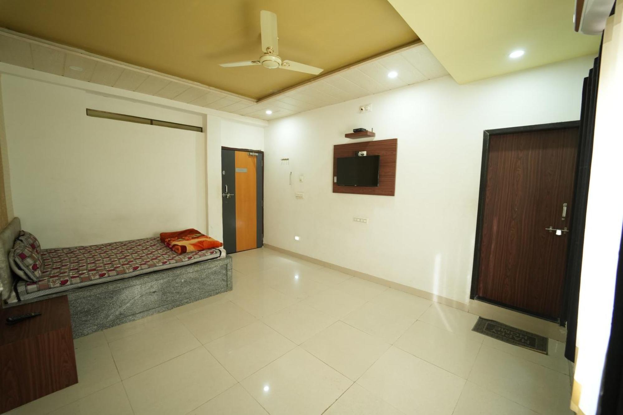 Hotel Pawar Palace And Restaurant Kelwa  Экстерьер фото